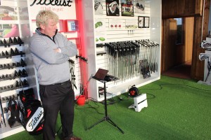 Der Trackman und Andrew Lees geschultes Auge sind die Werkzeuge des Fittings. (Foto: Golf Post)