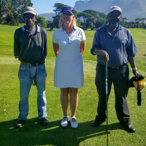 Karin Thielgen mit zwei Caddies. (Foto: Thielgen)