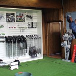 Im Titleist Fitting Centre im GC Am Alten Fliess wurde ein glücklicher Golf Post Leser (re.) von einem Titleist Fitting-Experten (li.) mit dem neuen Titleist 917D Driver ausgestattet. (Foto: Golf Post)