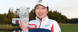 Stolze Siegerin: Shanshan Feng kann sich erneut über eine Trophäe freuen, diesmal bei der Toto Japan Classic. (Foto: Getty)