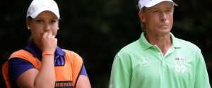 Nicht nur Vater und Sohn: Beim Event der PGA Tour spielten Majorsieger mit ihrem Nachwuchs. Bernhard Langer (rechts) nahm seine Tochter Christina mit auf die Runde. (Foto: Getty)