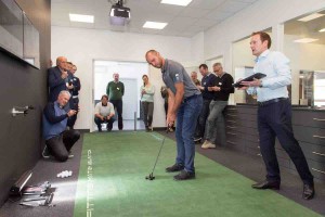 ET-Profi Bernd Ritthammer nahm das Putting Performance Center mit kritischem Auge unter die Lupe. (Foto: Caledonia)