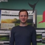 Marcus Schraufstetter (re) hilft dem Straighter Putter Rookie of the Year, Tobias Schweizer (li), sein Handicap in einem Jahr so weit wie möglich zu verbessern. (Foto: Screenshot Youtube.com/GolfPost)