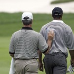 Tiger Woods (r) bekommt zur Linderung ein Kuehlpaket auf den Ruecken. (Foto: Getty)
