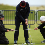 Das Golftraining macht auch auf dem Grün zu zweit oder dritt mehr Spaß. (Foto: Getty)