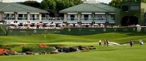 Auf Loch 18 des Las Colinas Golf Course heißt es nochmal die Konzentration hochzuhalten. Ein Wasserhindernis nimmt das Grün ein. (Foto: Getty)