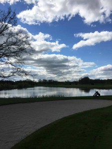 Wasser und Sand wohin man schaut auf der Front Nine des Green Eagle Golfcourses. (Foto: Golf Post)