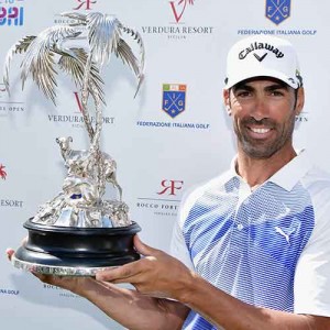 Alvaro Quiros mit der Trophäe der Rocco Forte Open. (Foto: Getty)