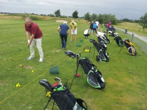 Um ein Gefühl zu bekommen, ging es zuerst raus auf die Driving Range. (Foto: Golf Post)