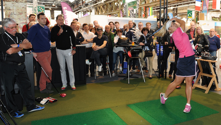 Der Spielerstar auf der Rheingolf 2017. Die Profispielerin Sandra Carlborg aus Schweden ist vierfache Longdrive–Weltmeisterin. Sie schlägt den Golfball mit 357 Metern fast doppelt so weit wie eine Amateurspielerin. (Foto: Klaus Voit)