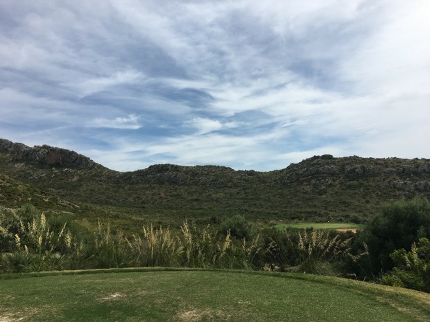 Das Grün der 15. Bahn scheint im Berg zu schweben, hier ist Präzision gefragt! (Foto: Golf Post)