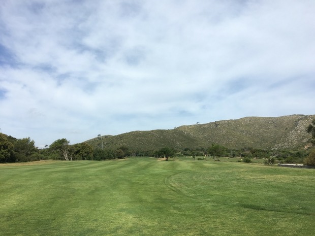 Breite Fairways mit Blick auf eine Bergkette dominieren die ersten Löcher. (Foto: Golf Post)