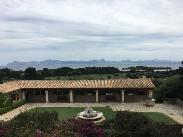 Ausblick von der Terrasse auf die Bucht von Alcudia. (Foto: Golf Post)