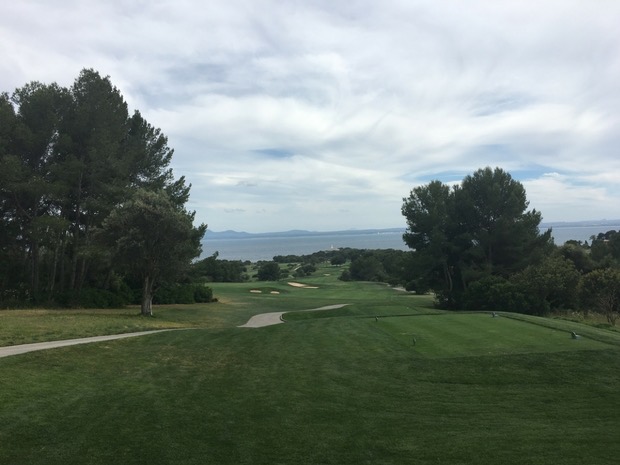 Atemberaubender Panoramablick vom Abschlag mit dem Mittelmeer am Horizont. (Foto: Golf Post)