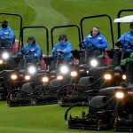 Ein Greenkeeper kommt selten allein. Die Rasenpflege wird in Teamarbeit erledigt. (Foto: Getty)