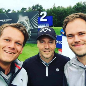 Die beiden Gewinner des Porsche Generations Cup und Golf Post Redakteur Robin Bulitz (li.) spielten/schwammen gemeinsam über den Platz. (Foto: Golf Post)