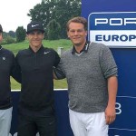 Die Gewinner des Porsche Generations Cup (li.), Thorbjörn Olesen (2. v. re.) und Golf Post Redakteur Robin Bulitz (re.) schmissen sich in die Regenklamotten und nahmen es beim ProAm der Porsche European Open mit dem überfluteten Platz auf. (Foto: Golf Post)