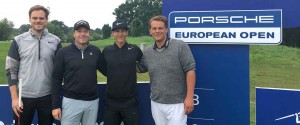 Die Gewinner des Porsche Generations Cup (li.), Thorbjörn Olesen (2. v. re.) und Golf Post Redakteur Robin Bulitz (re.) schmissen sich in die Regenklamotten und nahmen es beim ProAm der Porsche European Open mit dem überfluteten Platz auf. (Foto: Golf Post)