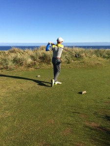 Rainer Veith beim Abschlag auf einem der vier Plätze des Bandon Dunes Golfresort. (Foto: Rainer Veith)