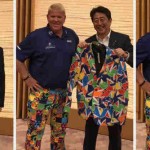 John Daly mit dem japanischen Premierminister bei der Eröffnungsfeier der Champions Tour in Japan. (Foto: Twitter/@PGA_JohnDaly)