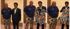 John Daly mit dem japanischen Premierminister bei der Eröffnungsfeier der Champions Tour in Japan. (Foto: Twitter/@PGA_JohnDaly)