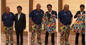John Daly mit dem japanischen Premierminister bei der Eröffnungsfeier der Champions Tour in Japan. (Foto: Twitter/@PGA_JohnDaly)