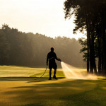 Greenkeeper bei der morgendlichen Arbeit. (Foto: Getty)