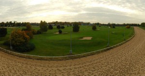 Die GolfRange Anlage in Dortmund ist teilweise von einer Pferderennbahn eingefasst. (Foto: GolfRange)