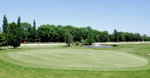 Neben der Pferderennbahn sind auch die gefräßigen Wasserhindernisse ein Highlight. (Foto: GolfRange)