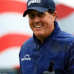 Phil Mickelson bindet immer sehr gerne Zuschauer mit in sein Spiel ein und lässt sich beraten. (Foto: Getty)