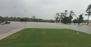 Alex Cejka spendet, um den Flutopfern zu helfen. Auch die Golfplätze in Houston sind vom Hurrikan beschädigt. (Foto: Twitter/@TimmsSteve)