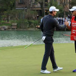 Justin Rose feiert mit seinem Caddie den Gewinn der WGC - HSBC Champions. (Foto: Getty)