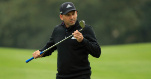 Sergio Garcia mit skeptischem Blick auf sein TaylorMade Wedge. (Foto: Getty)