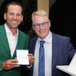 Sergio Garcia kriegt eine lebenslange Mitgliedschaft von Keith Pelley, dem CEO der European Tour, übergeben. (Foto: Twitter @EuropeanTour)