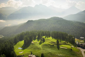 Der 9-Loch Golfplatz des Kulm Hotel St. Moritz eingebettet in die Natur.