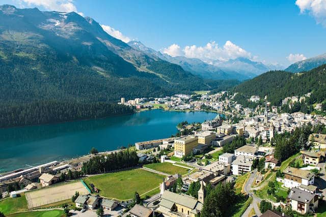 Die Aussicht vom Balkon des Kulm Hotel St. Moritz direkt auf den St. Moritzersee.