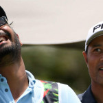 Arjun Atwal und sein Caddy scherzen zu Beginn des Moving Days der Mauritius Open. (Foto: Getty)