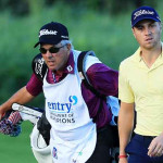 Beim Tournament of Champions musste sein Vater noch aushelfen. Diese Woche hat Justin Thomas prominente Verstärkung am Bag. (Foto: Getty)