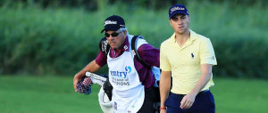 Beim Tournament of Champions musste sein Vater noch aushelfen. Diese Woche hat Justin Thomas prominente Verstärkung am Bag. (Foto: Getty)