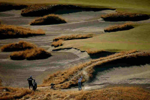 Es war einmal 2015: Bei der US Open kämpften auch Könner wie Rory McIlroy mit den monströsen Bunker-Landschaften. (Foto: Getty)