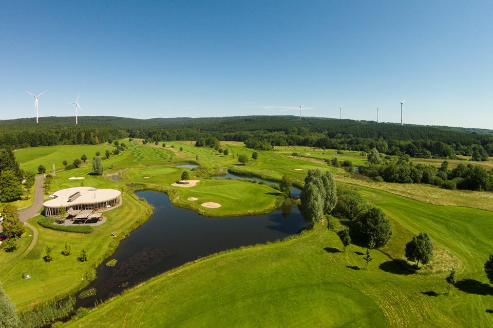 Das No. 10 Restaurant (links im Bild) im Golfclub Bostalsee (Foto: facebook..com/Golfpark.Bostalsee)