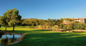 Im Arabella Golf Son Vida wird Professionalität und Herzlichkeit groß geschrieben. Das Clubhaus bietet darüber hinaus einen traumhaften Ausblick und Platz zum Verweilen. (Foto: Arabella Golf Son Vida)