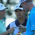 Rory McIlroy (links) diskutiert mit Justin Rose (rechts) über die Neuheiten von TaylorMade. (Foto: Getty Images)