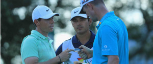 Rory McIlroy (links) diskutiert mit Justin Rose (rechts) über die Neuheiten von TaylorMade. (Foto: Getty Images)