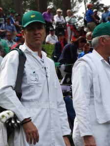 Oliver Bierhoff schaute beim Par-3-Contest des US Masters 2018 an der Tasche von Bernhard Langer etwas unglücklich aus, wobei wir ihn wahrscheinlich in einem unglücklichen Moment ablichteten. (Foto: Golf Post)