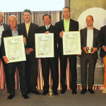 Die fünf ausgezeichneten Golf&Natur-Clubs nahmen neben ihrem Zertifikat auch ein Glas Golfplatzhonig aus der Hand von Ilka Stepan, Allianz Deutschland, entgegen. (Foto: DGV/Herlich)