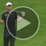 Thomas Pieters zerbricht seinen Schläger am Nacken. (Screenshot: Twitter.com/@SkySportsGolf)