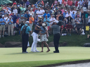 Jason Day freut sich gemeinsam mit seiner Familie nach dem Sieg. (Foto: Golf Post)