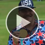 Wenn man gerade nichts anderes zur Hand hat: Mark Hamilton nutzt seine Golfmedaille als Ballmarker. (Foto: Twitter.com/@WebDotComTour)