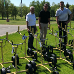 Kiffe Geschäftsführer Thorsten Kück (Mitte) übergibt 15 Verleihtrolleys an die Heads of Golf im Öschberghof, Paul Gremmelspacher (links) und Dominik Maucher (rechts). (Foto: Kiffe)